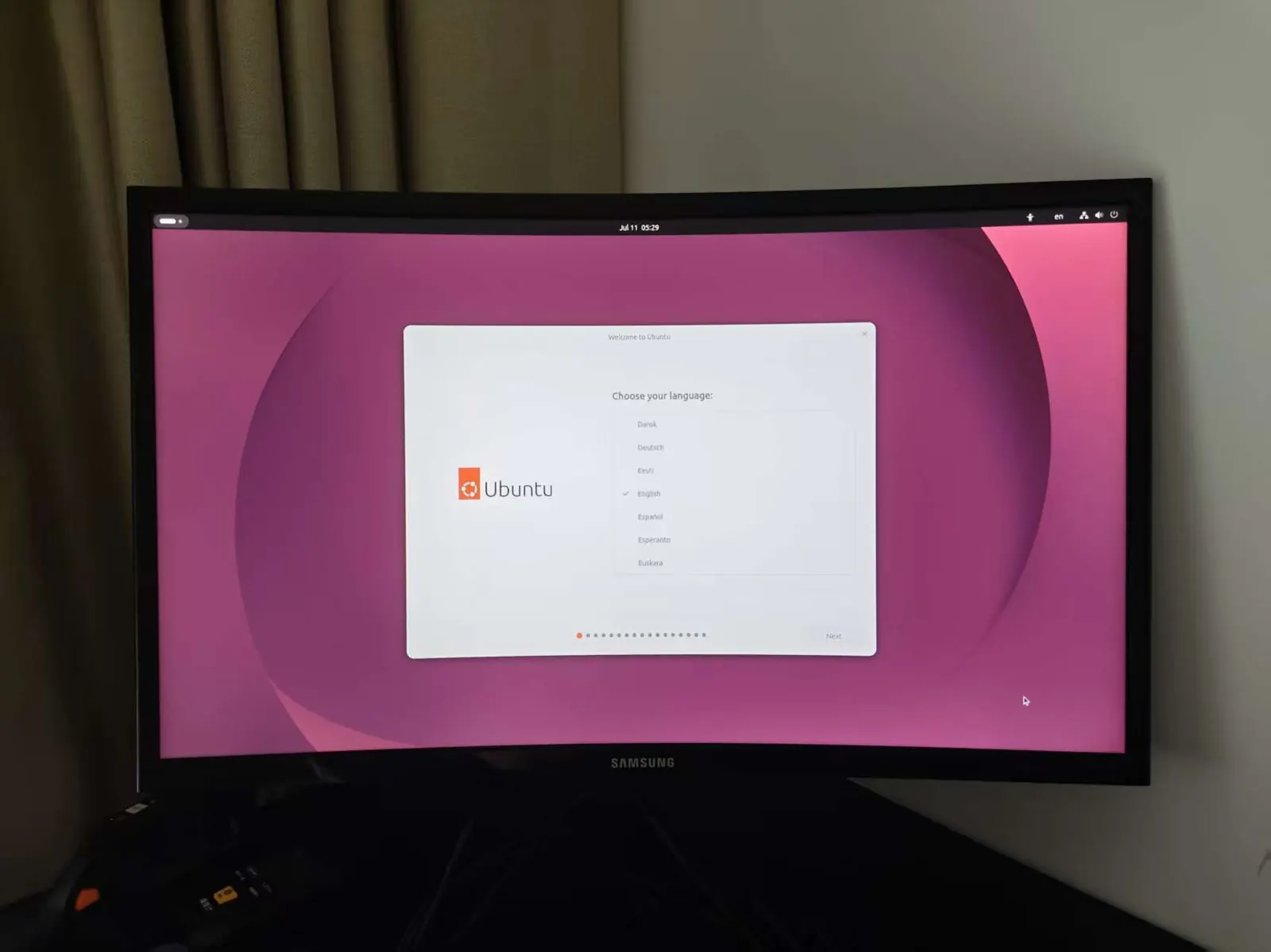 Ubuntu 26.04 installer welcome screen with language selection on the Beelink EQi12