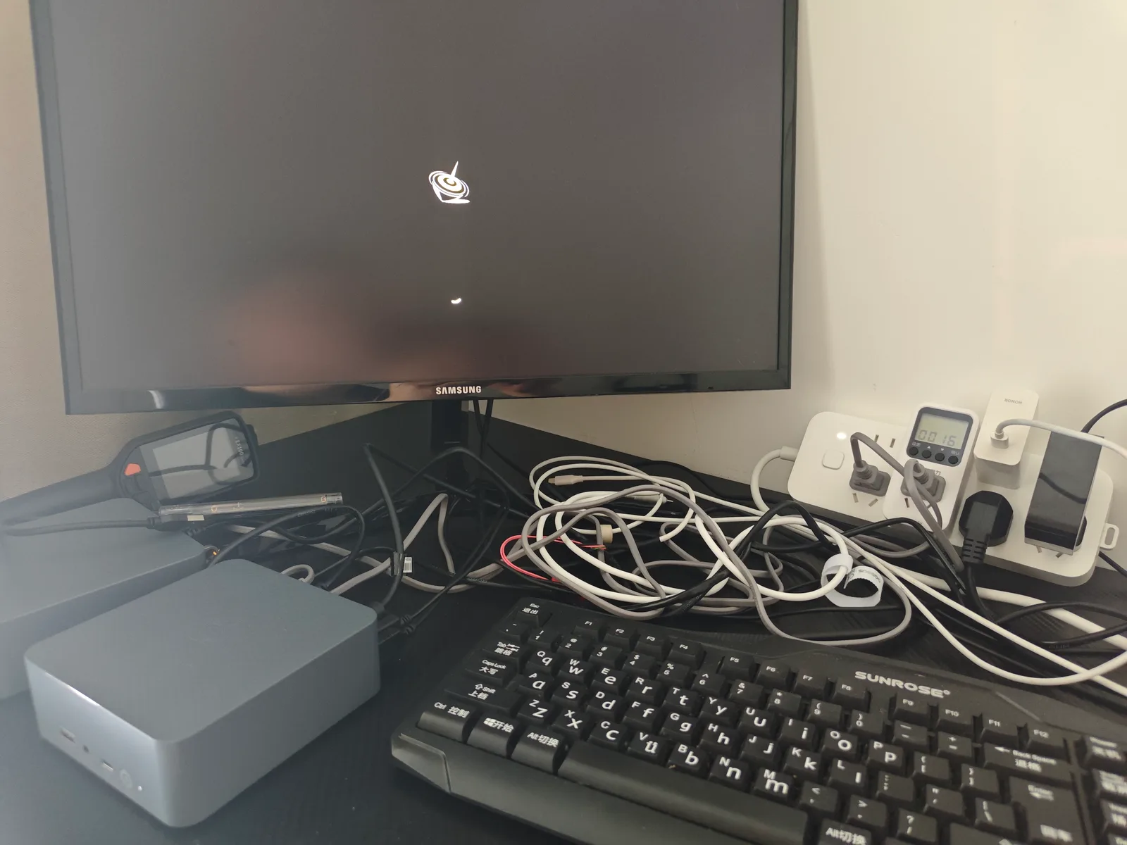 Beelink EQi12 at the boot screen with the physical power meter attached